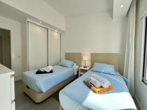 deux lits dans une chambre avec des serviettes dessus dans l'établissement Vilamoura Club Villa 1 With Pool by Homing, à Vilamoura 28 autres photos