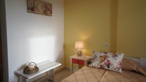 A bed or beds in a room at Idi