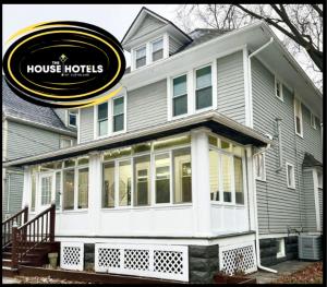 Το κτήριο όπου στεγάζεται  το διαμέρισμα