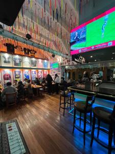Televiisor ja/või meelelahutuskeskus majutusasutuses Magar Hostel Bar
