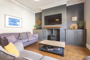 ein Wohnzimmer mit Couch und Kamin in der Unterkunft Host & Stay - Garnet Street in Saltburn-by-the-Sea