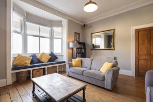 ein Wohnzimmer mit einer Couch und einem Fenster in der Unterkunft Host & Stay - Garnet Street in Saltburn-by-the-Sea
