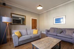 ein Wohnzimmer mit zwei Sofas und einem Tisch in der Unterkunft Host & Stay - Garnet Street in Saltburn-by-the-Sea + 19 Fotos
