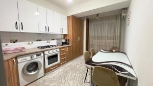 Cuisine ou kitchenette dans l'établissement Apartament