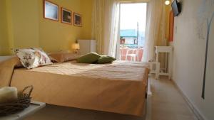 A bed or beds in a room at Idi