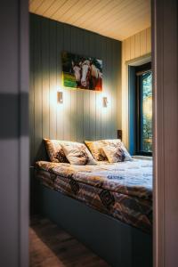 Postel nebo postele na pokoji v ubytování Cocodeno-'Virš Ąžuolų' - Forest SPA - FREE jacuzzi