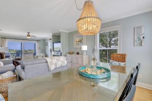 Posezení v ubytování New Listing! Marsh & Harbor Island Views in a Wildlife Sanctuary