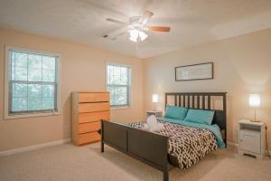 コンヤーズにある2 BR Townhouse - 10 Mins to Horse Parkのベッドと天井扇風機のある寝室