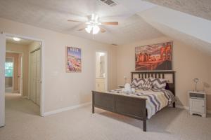 コンヤーズにある2 BR Townhouse - 10 Mins to Horse Parkのベッドと天井扇風機のある寝室 +48枚の写真