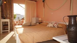 A bed or beds in a room at Idi