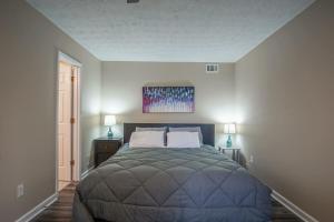 Кровать или кровати в номере The Elite Boutique Haven Townhouse