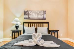 コンヤーズにあるAtlanta Escape Stunning 5BR with Dream Poolのベッドとタオル2枚のある寝室