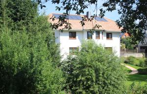 een wit huis met bomen ervoor bij Erzgebirgsferien in Olbernhau +27 foto's