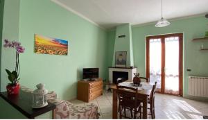 un soggiorno con un tavolo e una sala da pranzo di Le Siepi a Reggello Altre 30 foto