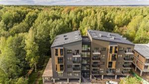 考纳斯Jaukus butas 2 kambariu girioje的享有树木公寓大楼的空中景致