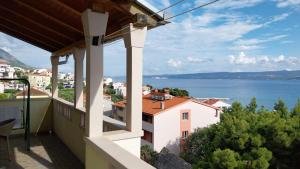 Una vista del agua desde el balcón de una casa. en Apartments Zemunik, en Omiš