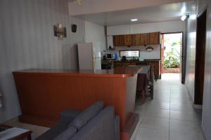 a kitchen with a counter and a bar in a room at Casa familiar in Santa Fe