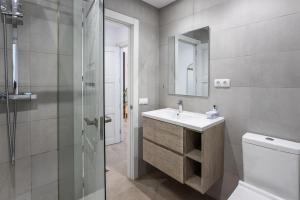 Et badeværelse på Luxury apartment in Alicante + 41 billeder