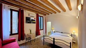 A bed or beds in a room at Hotel Messner