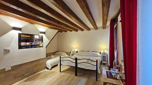 A bed or beds in a room at Hotel Messner