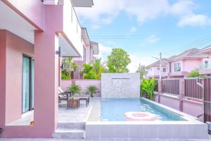 a swimming pool in the backyard of a house at Hidden Hill Pool Villa 4BR 15 Mins Jomtien Beach in Ban Huai Yai