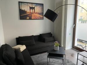 ein Wohnzimmer mit Sofa und Tisch in der Unterkunft SYMBIOSE-Ferienwohnung in München