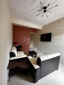 圣克里斯托瓦尔-德拉斯卡萨斯Casa Faro的配有沙发和吊扇的客厅