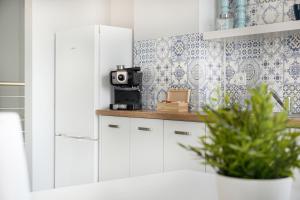 Kuchyňa alebo kuchynka v ubytovaní APARTAMENTY "LA VILLA" SUPERIOR II z dwoma sypialniami, balkonem, parkingiem, blisko centrum