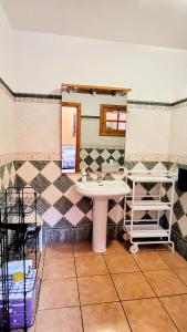 un bagno con lavandino e specchio di Eden GuestHouse a Sardina
