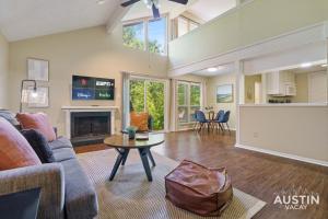 TV a/nebo společenská místnost v ubytování Spacious ATX Apt with Private Deck and All Essentials