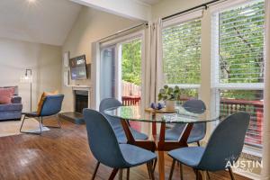 Posezení v ubytování Spacious ATX Apt with Private Deck and All Essentials