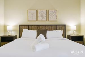 Postel nebo postele na pokoji v ubytování Spacious ATX Apt with Private Deck and All Essentials