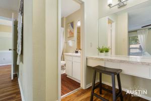 Koupelna v ubytování Spacious ATX Apt with Private Deck and All Essentials + 34 fotografií