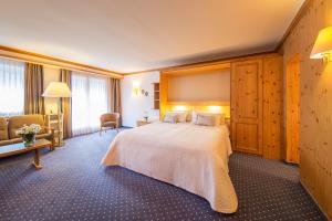Postel nebo postele na pokoji v ubytování Hotel Europa Suites St Moritz