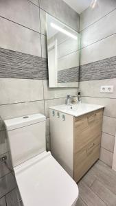 un bagno con un water bianco e un lavandino di Luxury apartment in Puerto Rico -Gran Canaria a Mogán