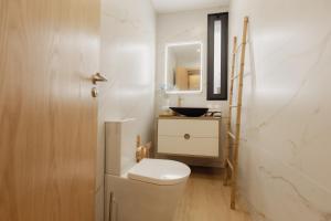 ein Badezimmer mit Toilette und Waschbecken in der Unterkunft Coruja’s House AL OPO in Porto + 33 Fotos