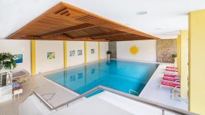 Bazén v ubytování Hotel Europa Suites St Moritz nebo v jeho okolí