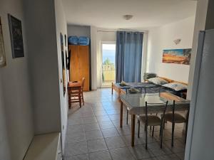 una sala de estar con una mesa y un sofá en Apartments Zemunik, en Omiš