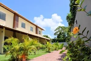 インバサイにあるMoradas Imbassaiのレンガ造りの通路を前に建つ建物