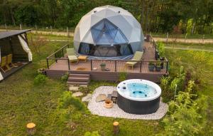 Sëtnowa Glamping外面的花园