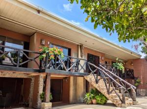 a building with a staircase and flowers on it at Hotel Mar y Mar in Puntarenas
