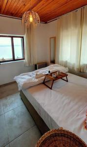 Un dormitorio con una cama grande y una mesa. en Urla Sunrise House, en Ildir