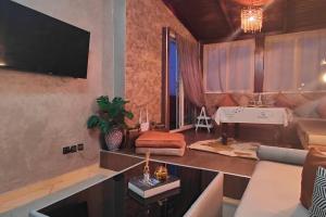 Μια τηλεόραση ή/και κέντρο ψυχαγωγίας στο PANORAMIC Terrace View Skyline City Center Tangier