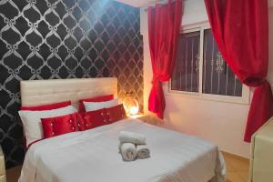 Ένα ή περισσότερα κρεβάτια σε δωμάτιο στο PANORAMIC Terrace View Skyline City Center Tangier