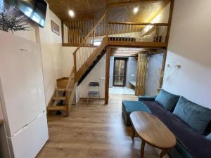 奥尔海伊Cazare Orhei的客厅配有蓝色的沙发和木桌