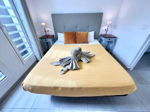 sypialnia z 2 łóżkami i ręcznikiem na łóżku w obiekcie Chocolate Brownie Piscina, Terraza, Planta baja, parking y WIFI w Corralejo