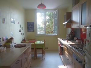 a kitchen with a counter and a table and a window at Petite chambre calme et lumineuse in Saint-Sébastien-sur-Loire