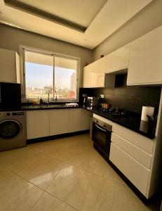 Dapur atau dapur kecil di 2 bedroom apartment in the heart of Essaouira