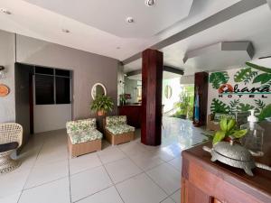 een woonkamer met twee stoelen en een tafel bij Hotel Sabana in Flores