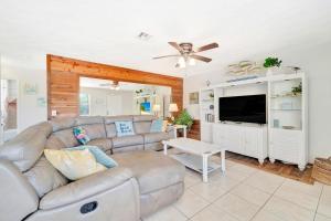 ein Wohnzimmer mit Sofa und Flachbildfernseher in der Unterkunft Blissful Beach Retreat Super in Englewood